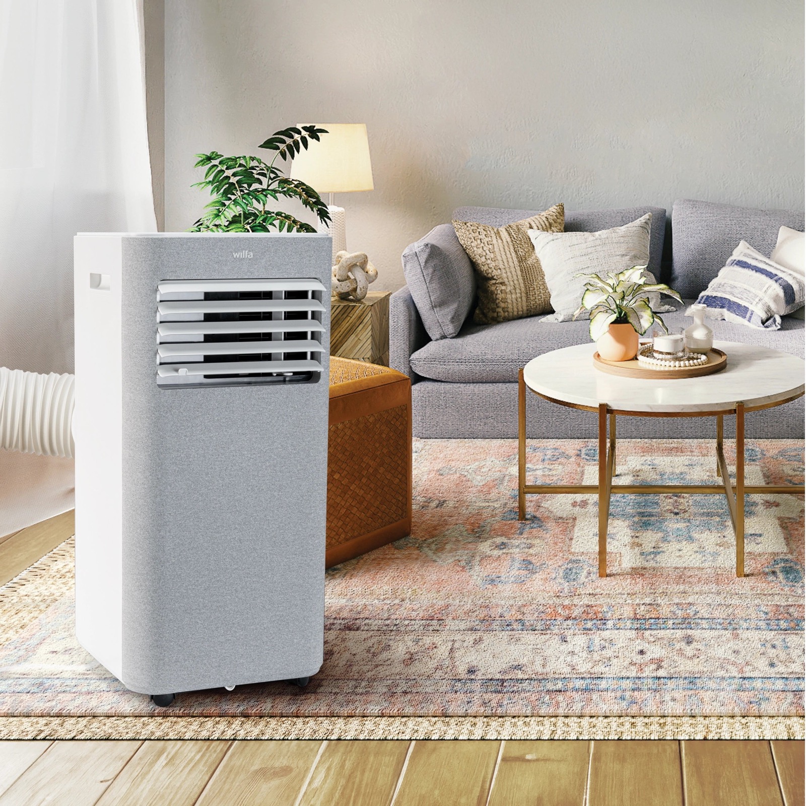 Wilfa Chill 9 Connected bærbar aircondition ved sofaen i en lys stue